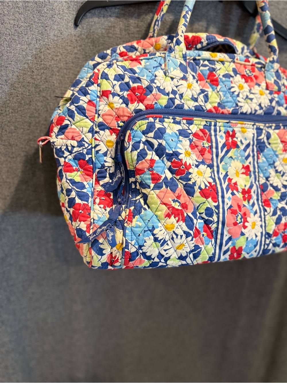 Vera Bradley Quilted Travel Bag “Summer Cottage” Pre-owned. Fair condition - Picture 8 of 12
